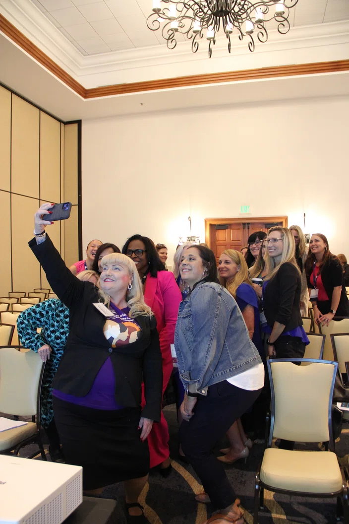 Renae Bryant snaps a selfie with attendees in her #Ed Branding session.