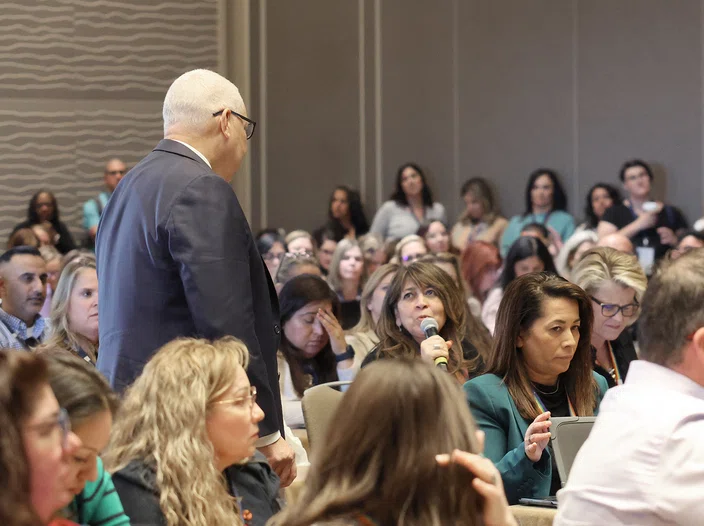 An attendee asks a question during Jack Clarke Jr.’s session.