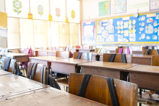 Classroom_empty_desks.jpg