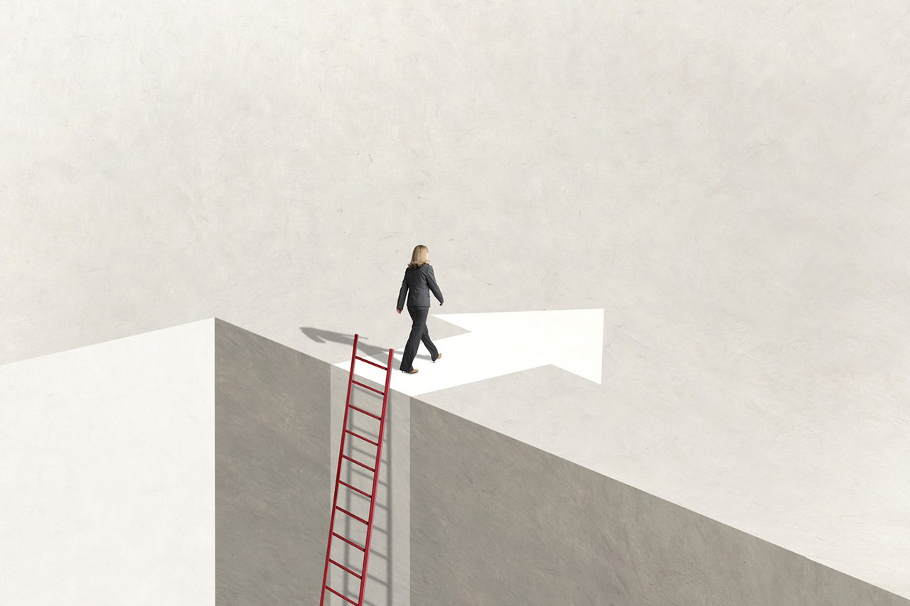 Woman_climb_ladder.jpg