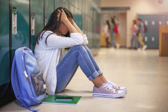 Girl_in_hallway_upset.jpg